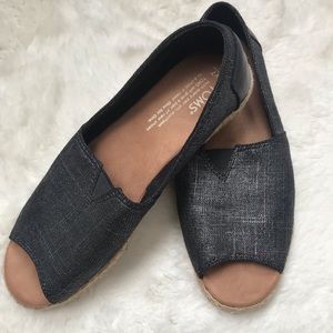 TOMS open toe flats in black women’s size 7